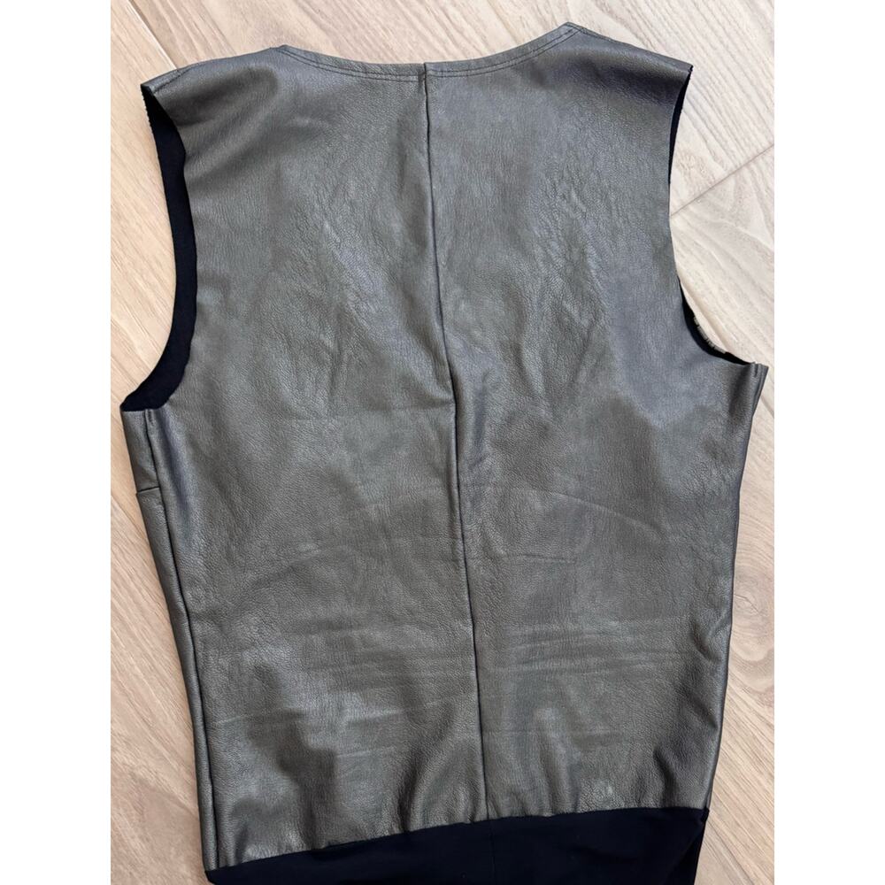 Commando faux leather Sleeveless V-Neck Shapewear Bodysuit in Metallic gunmetal - Picture 3 of 6